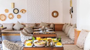 朝食、ランチ、ディナーに営業 (モロッコ料理)