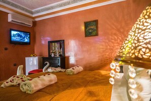 Bộ đồ giường cao cấp, minibar, két bảo mật tại phòng 