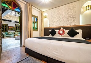 أغطية فراش متميزة وميني بار وخزنة داخل الغرفة وستائر تعتيم