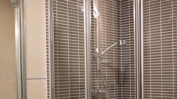 Habitación individual | Baño | Ducha, artículos de higiene personal gratuitos y secador de pelo