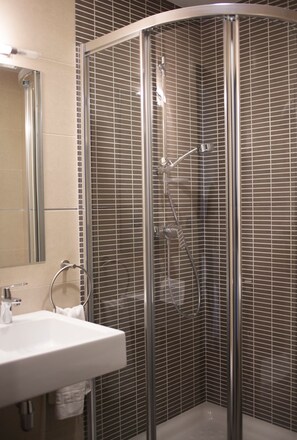 Chambre Simple | Salle de bain | Douche, articles de toilette gratuits, sèche-cheveux