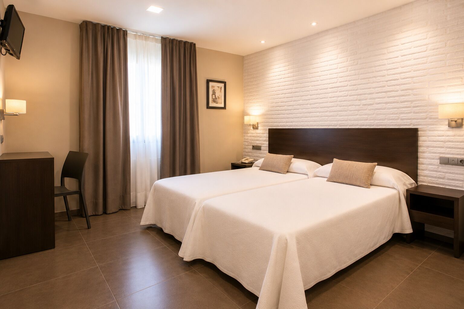 Habitación con 1 cama doble o 2 individuales | Caja fuerte, escritorio, cortinas opacas y sistema de insonorización