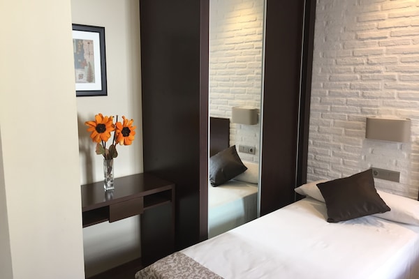 Habitació triple | Caixa forta a l'habitació, escriptori i cortines opaques