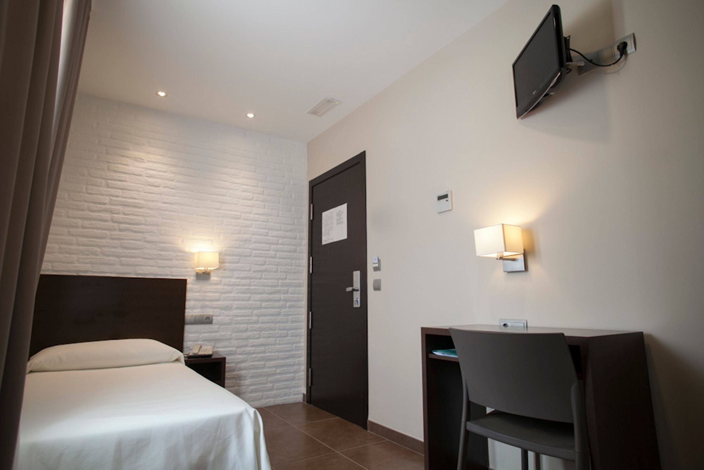 single room | 1 bedroom, in-room safe, desk, blackout curtains