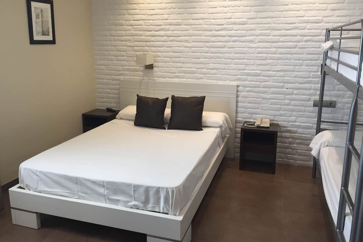 Zimmersafe, Schreibtisch, Verdunkelungsvorhänge, schallisolierte Zimmer