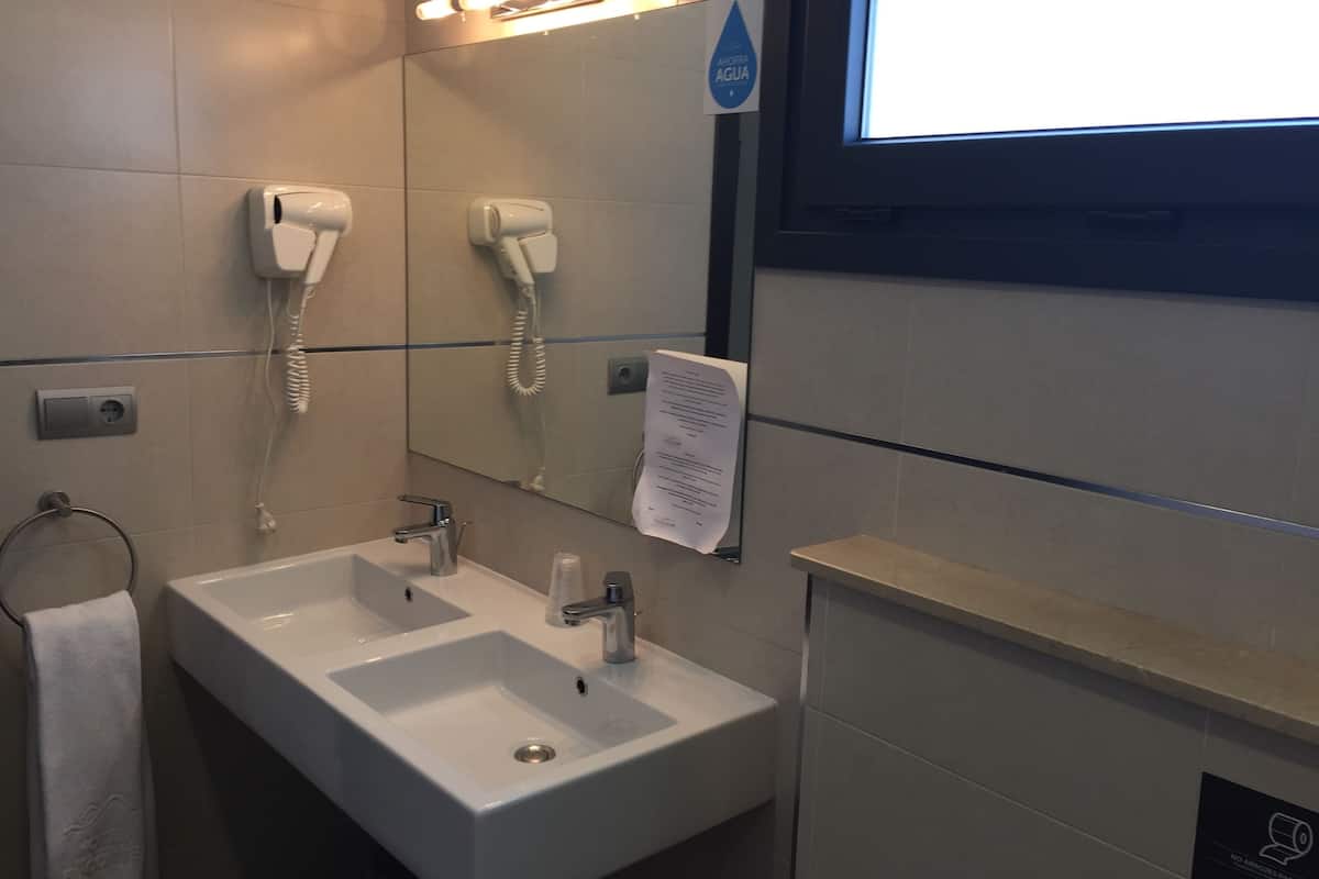 triple room | bathroom | shower, free toiletries, hair dryer, towels