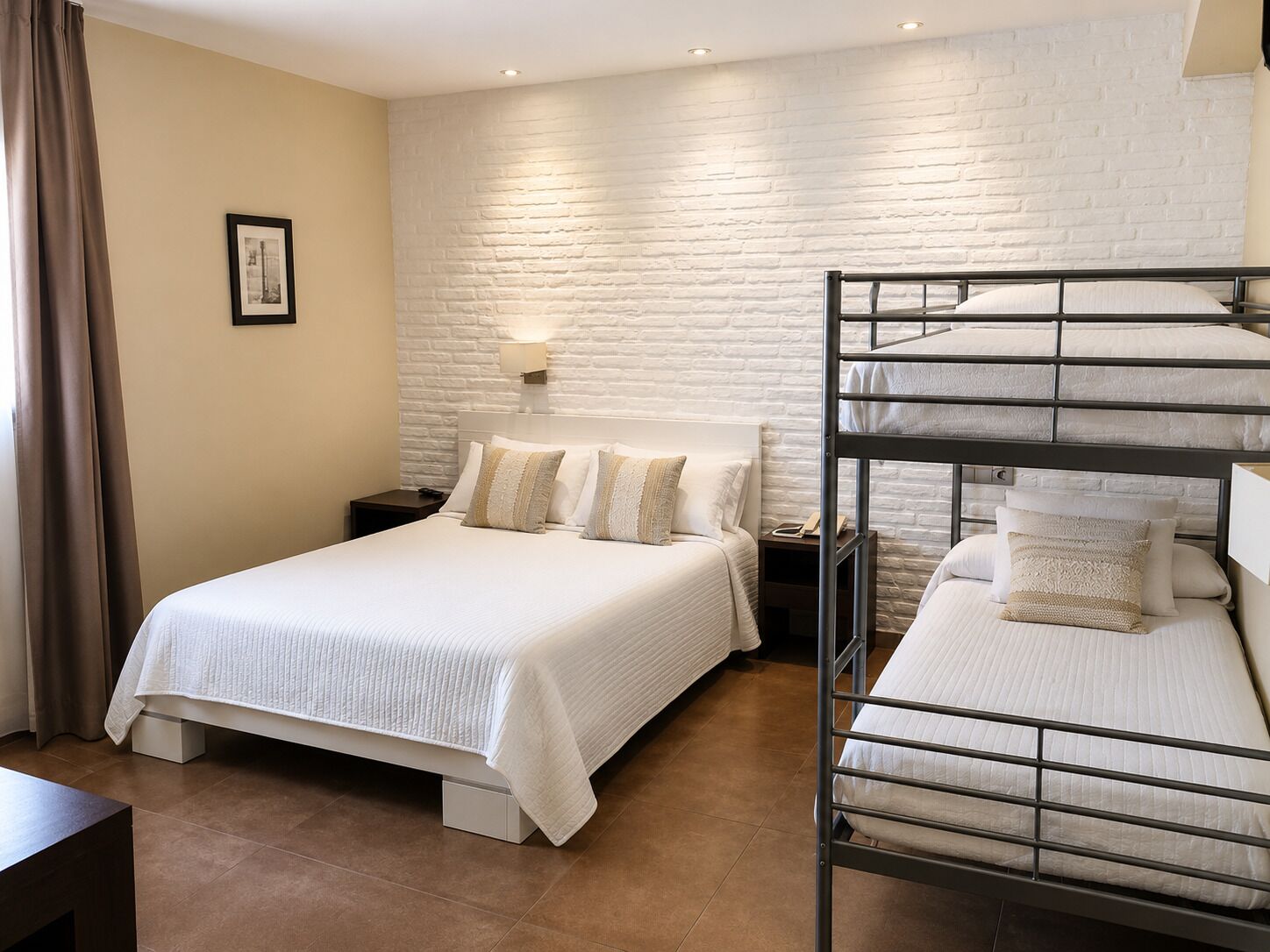 Chambre Familiale, accessible aux personnes à mobilité réduite | Coffres-forts dans les chambres, bureau, rideaux occultants