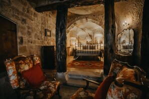 Honeymoon Cave Suite | Living area