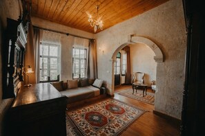 Family Cave Suite  | Living area