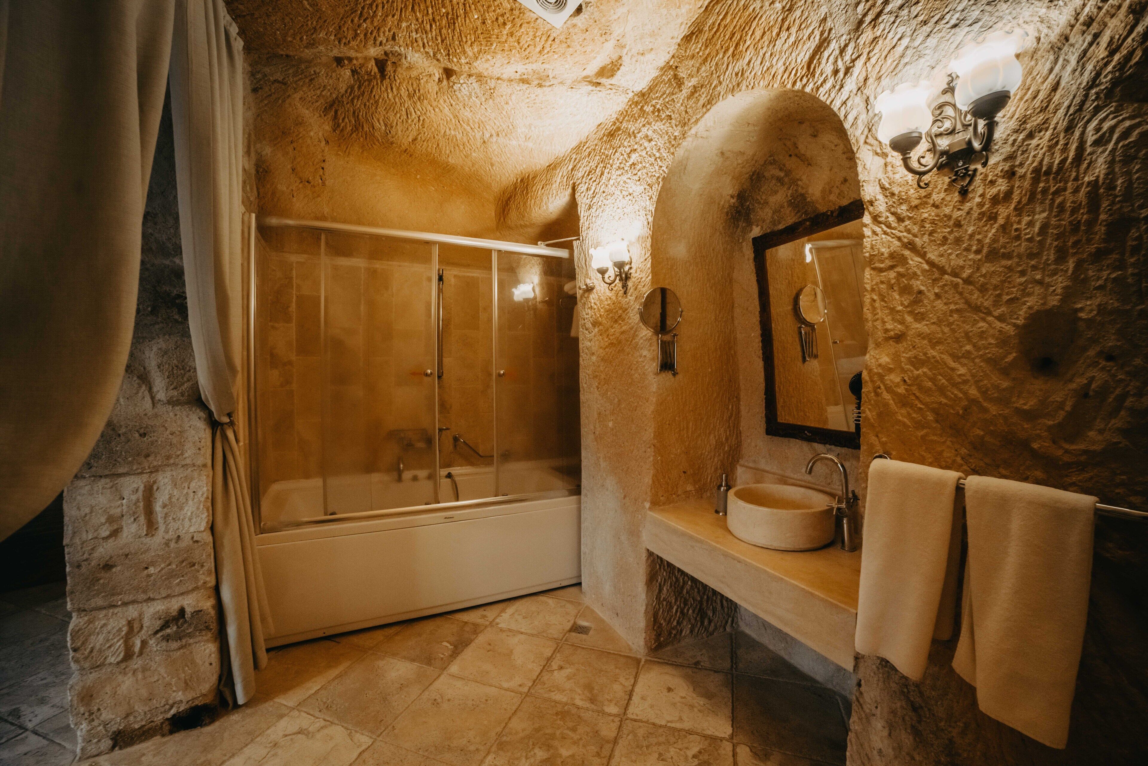 Family Cave Suite  | Salle de bain | Douche, douche hydromassante, articles de toilette gratuits
