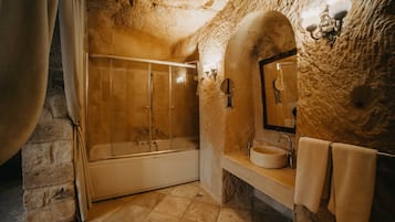 Family Cave Suite | Salle de bain | Douche, douche hydromassante, articles de toilette gratuits