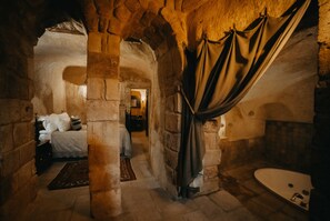 Deluxe Double Room | Premium bedding, minibar, in-room safe, individually decorated - Dere Suites (Ürgüp)