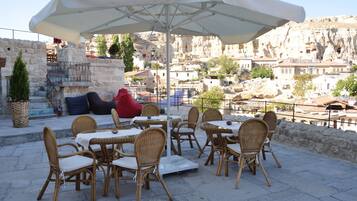 Breakfast, dinner and brunch served