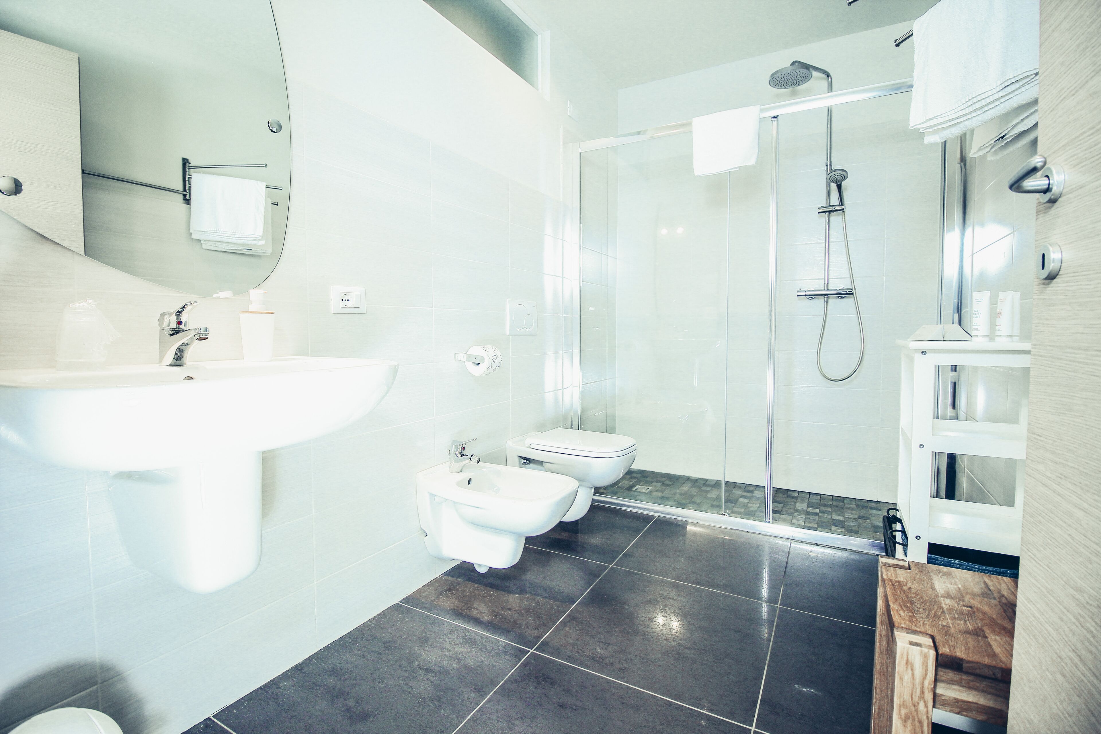 Comfort Double Room & Spa | Badezimmer | Dusche, Regendusche, kostenlose Toilettenartikel, Haartrockner