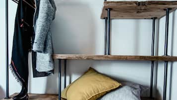 Cubrecamas, minibar y caja de seguridad en la habitación