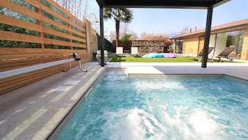 Un sauna, una bañera de hidromasaje
