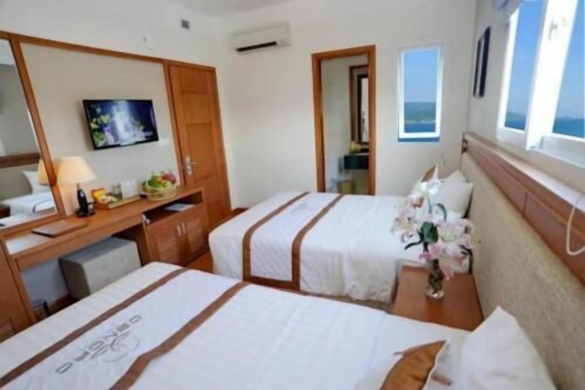 Minibar, caixa forta a l'habitació, escriptori i cortines opaques 