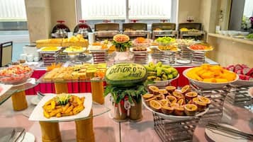 Se sirven desayunos, comidas, cenas y cocina internacional