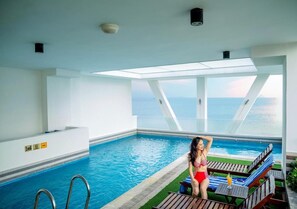 Una piscina techada, una piscina al aire libre
