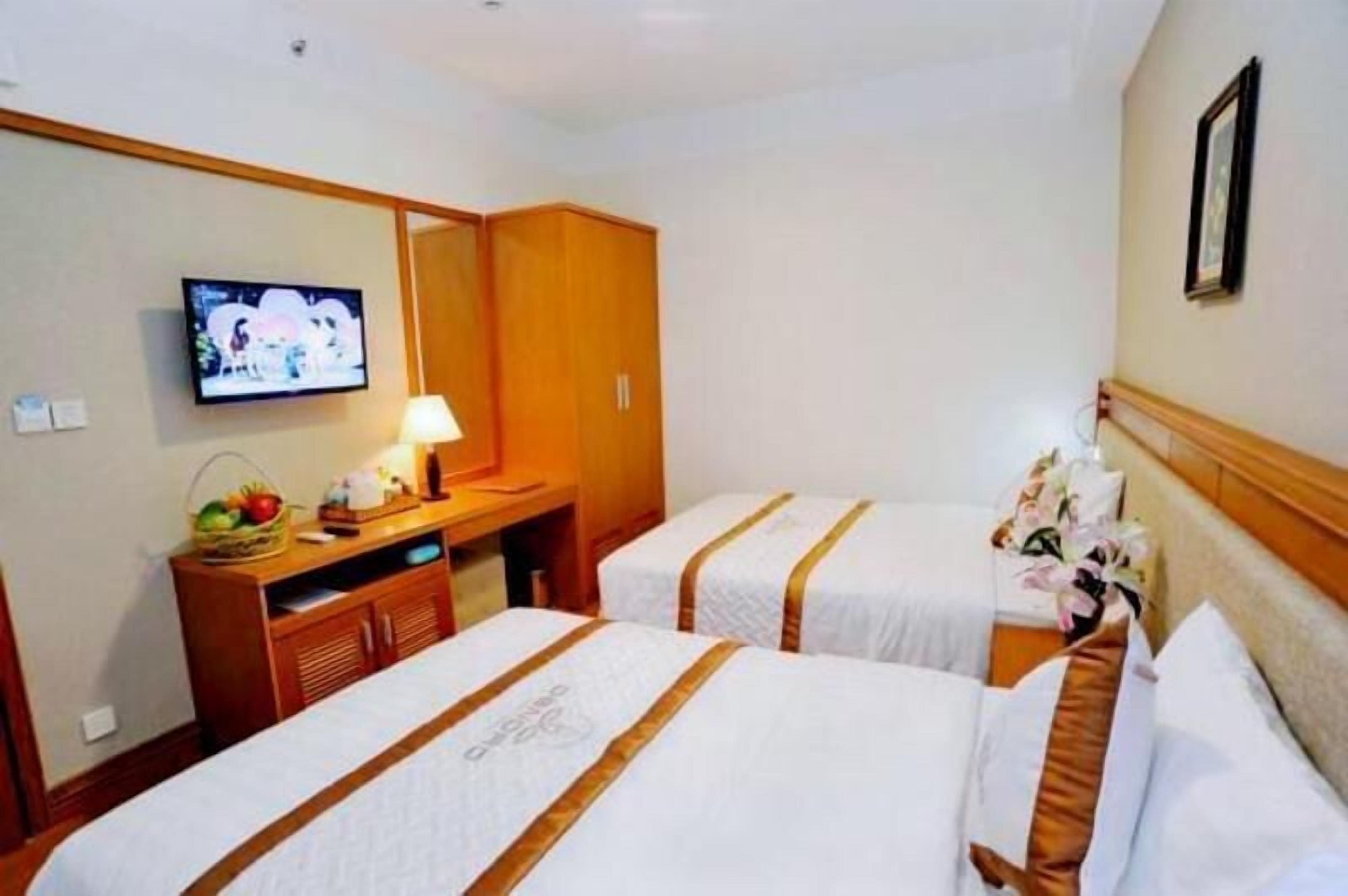 Minibar, caixa forta a l'habitació, escriptori i cortines opaques 