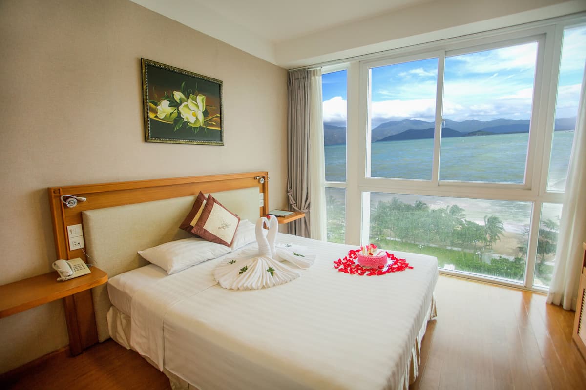 Senior Room, Sea View | Minibar, in-room safe, desk, blackout drapes