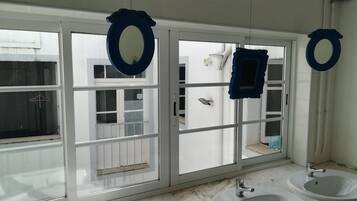 Dormitorio compartido, solo para hombres (8 Beds) | Baño | Secadora de cabello, bidet, toallas