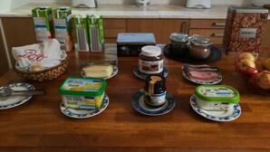 Eine Küchenarbeitsplatte mit verschiedenen Lebensmitteln und Küchengeräten.