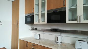 Dormitorio compartido, solo para mujeres (4 Beds) | Cocina compartida | Refrigerador con congelador, microondas, parrilla de estufa y tostadora