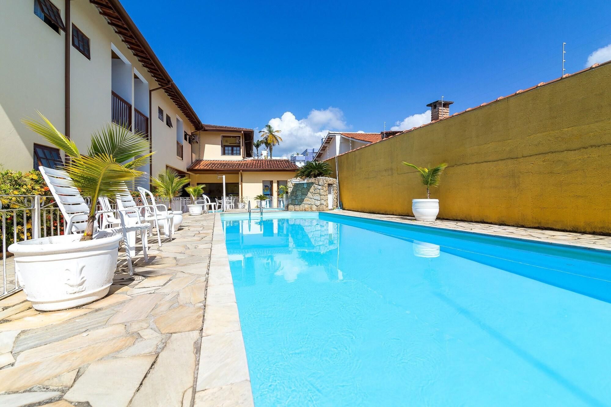 Piscine extérieure, chaises longues