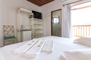 Minibar, in-room safe, bed sheets - Pousada Farol do Itaguá (Ubatuba)