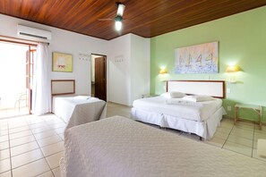 Minibar, in-room safe, bed sheets - Pousada Farol do Itaguá (Ubatuba)