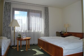 Hypo-allergenic bedding, in-room safe, cots/infant beds, rollaway beds - Hotel Rheingauer Tor (Hochheim am Main)