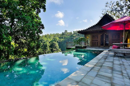 River Hillside Villa | Private pool