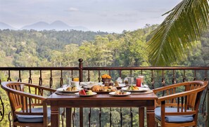 Breakfast, lunch, dinner served; local and international cuisine