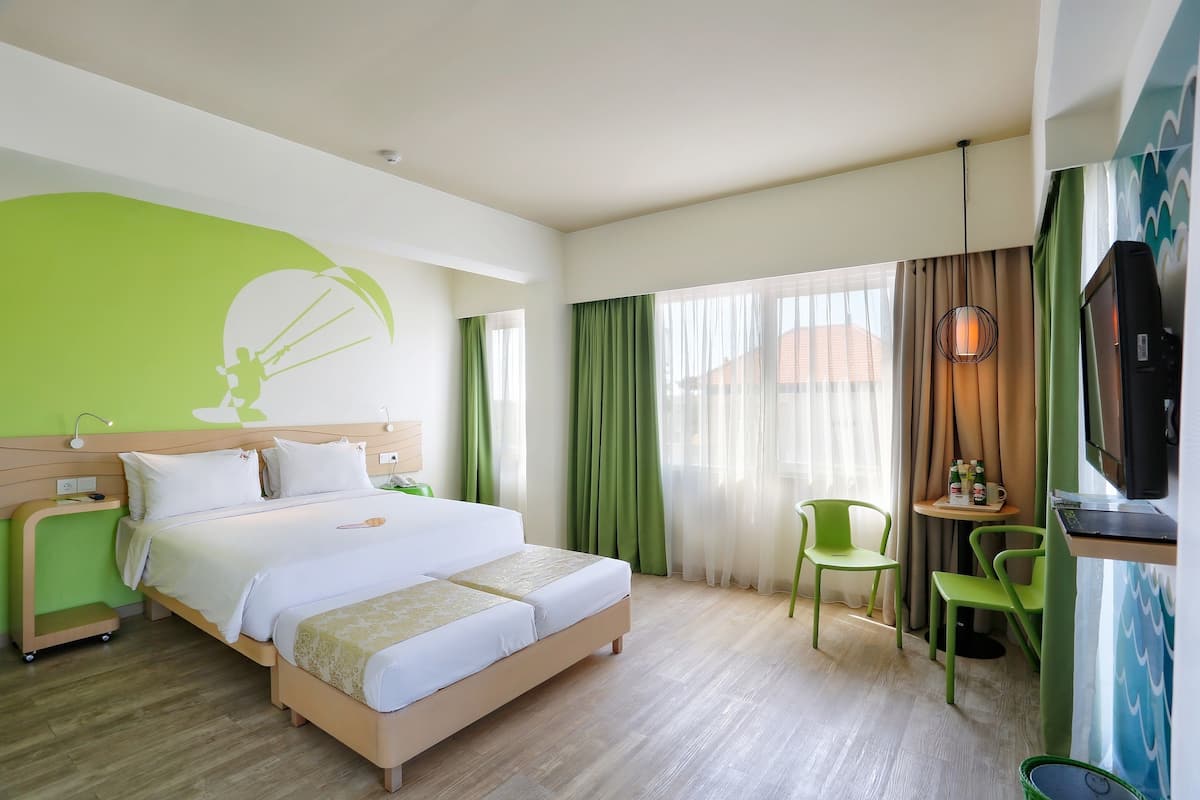 Warmth Room | Seprai premium, meja kerja, tirai kedap cahaya, dan setrika/meja setrika