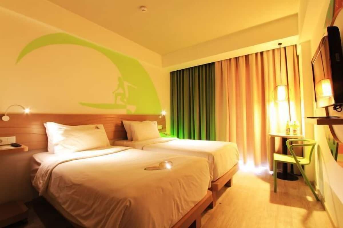 Ropa de cama de alta calidad, escritorio y cortinas blackout