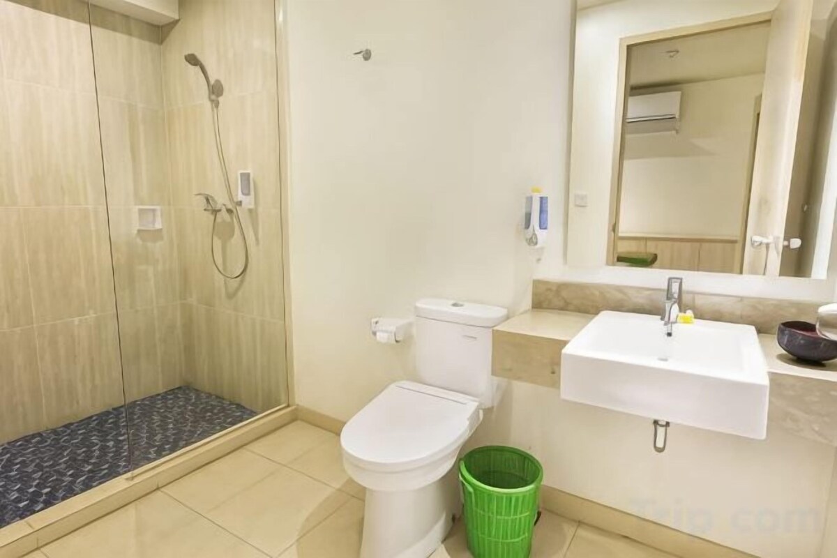 Bathroom | Shower, rainfall showerhead, free toiletries, hair dryer (on request)