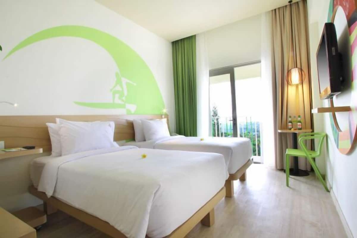 Ropa de cama de alta calidad, escritorio y cortinas blackout