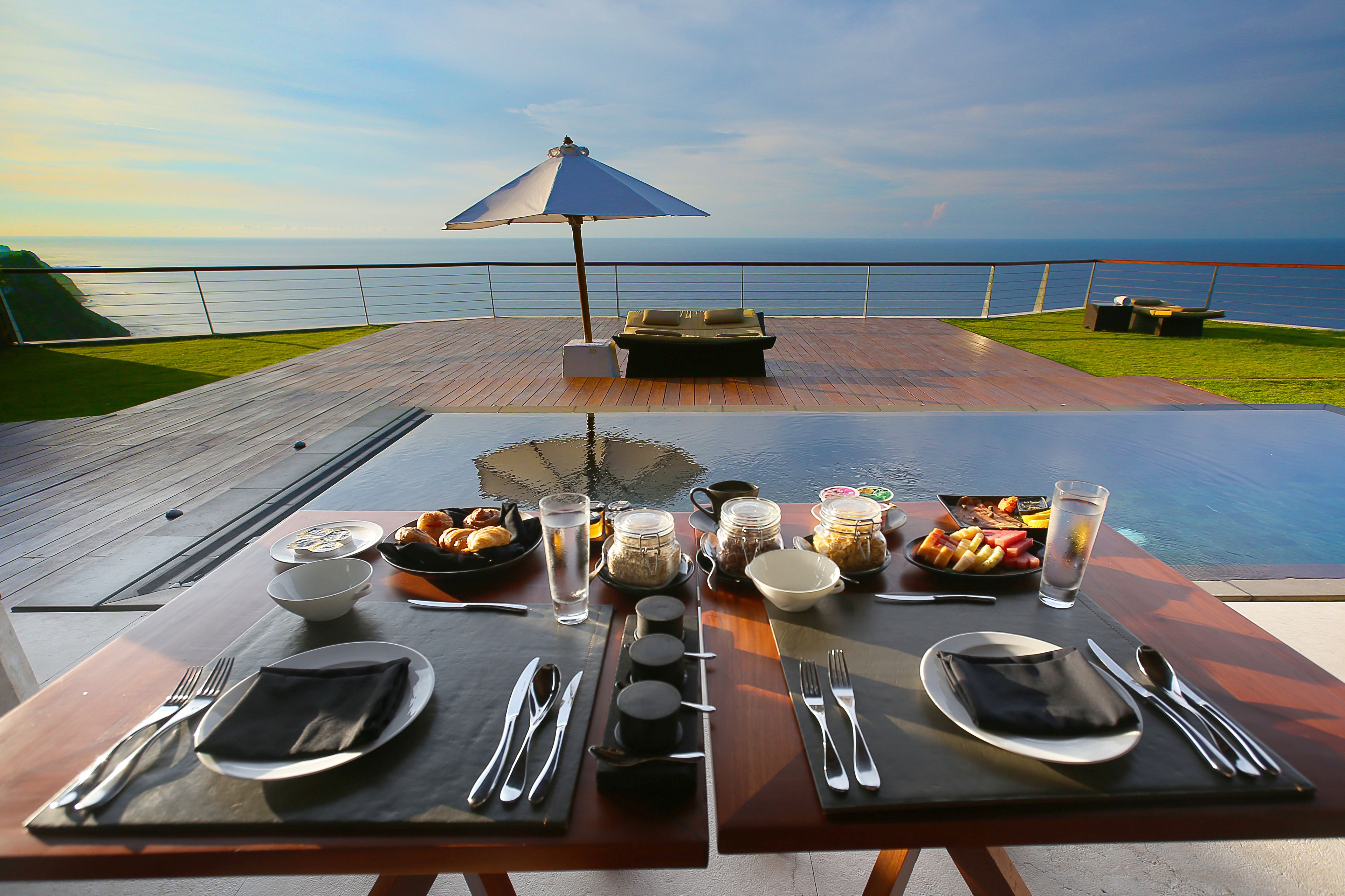 Mesa para dos personas con vista al océano.
