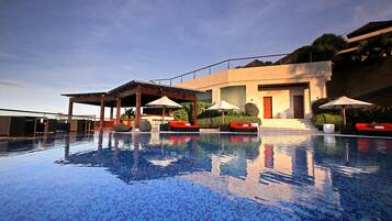 2 outdoor pools, free cabanas, pool umbrellas