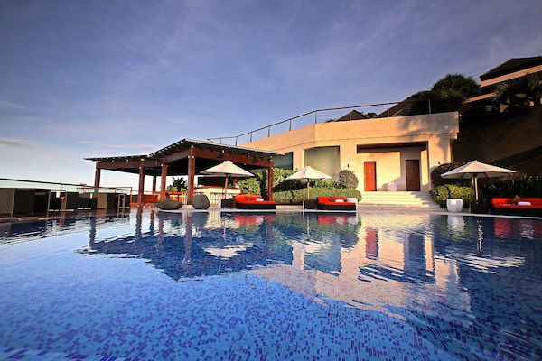 2 outdoor pools, free pool cabanas, pool umbrellas