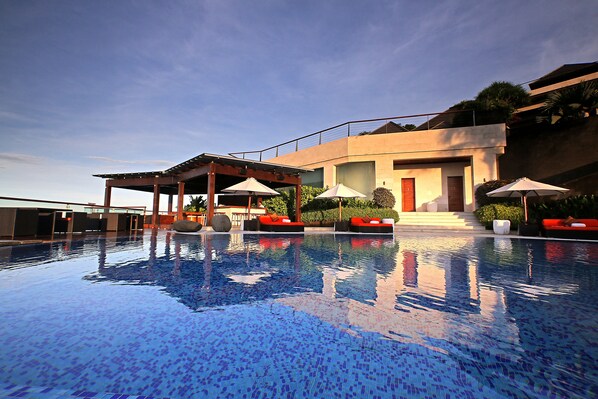 2 outdoor pools, free pool cabanas, pool umbrellas