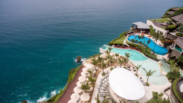 3 restaurants, breakfast, lunch, dinner served; international cuisine 