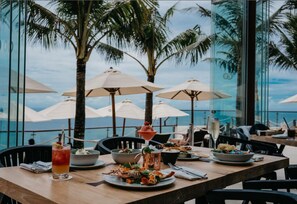 3 restaurants, breakfast, lunch, dinner served; international cuisine 