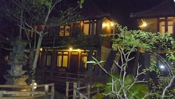Façade de lâhĂ©bergement - soirĂ©e/nuit