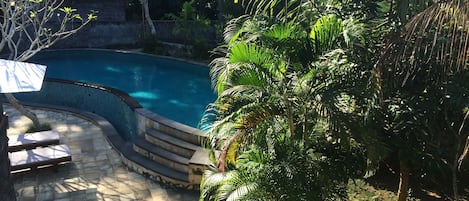 Piscine extérieure, chaises longues