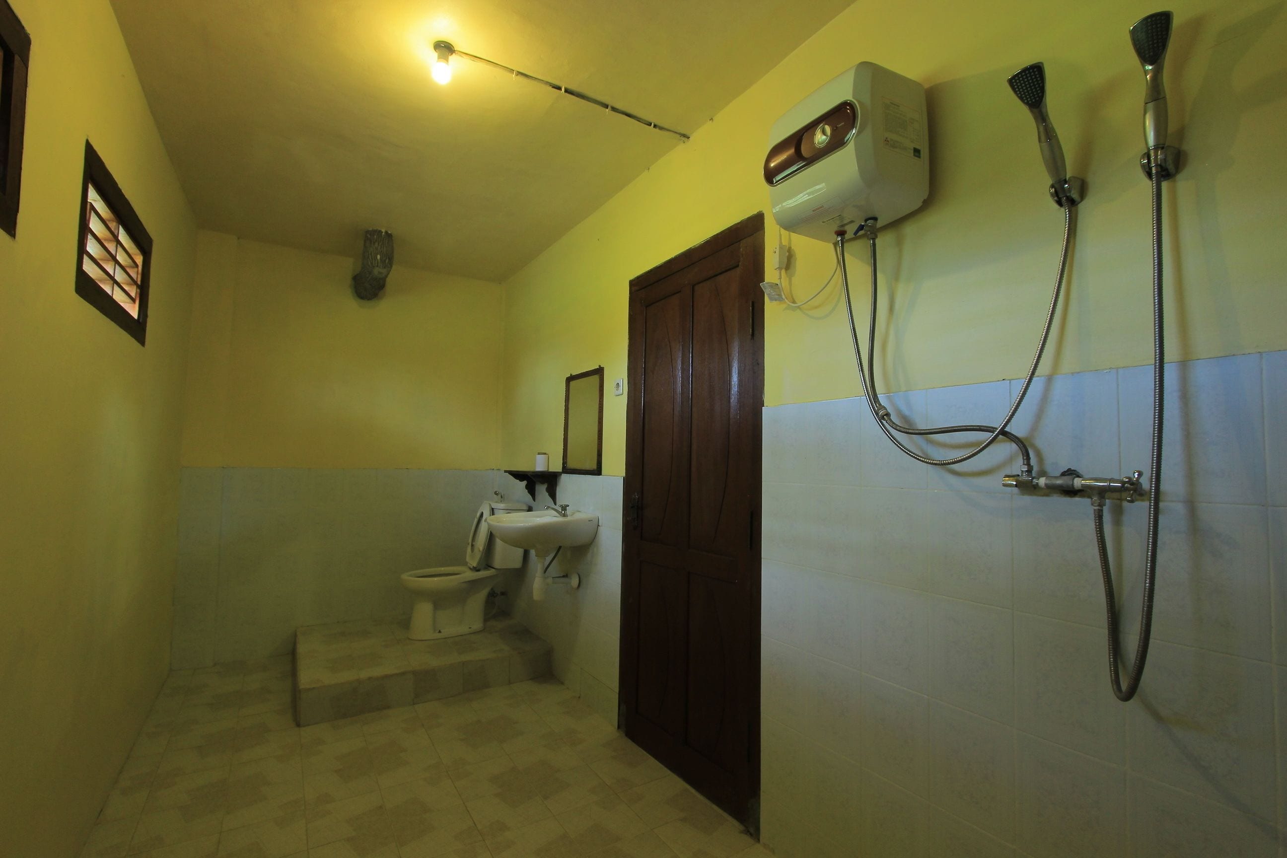 Ein Badezimmer mit Toilette, Waschbecken und Dusche.
