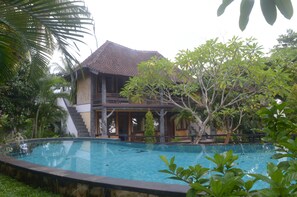 Outdoor pool, pool loungers - Kangkung Cottages (Karangasem)