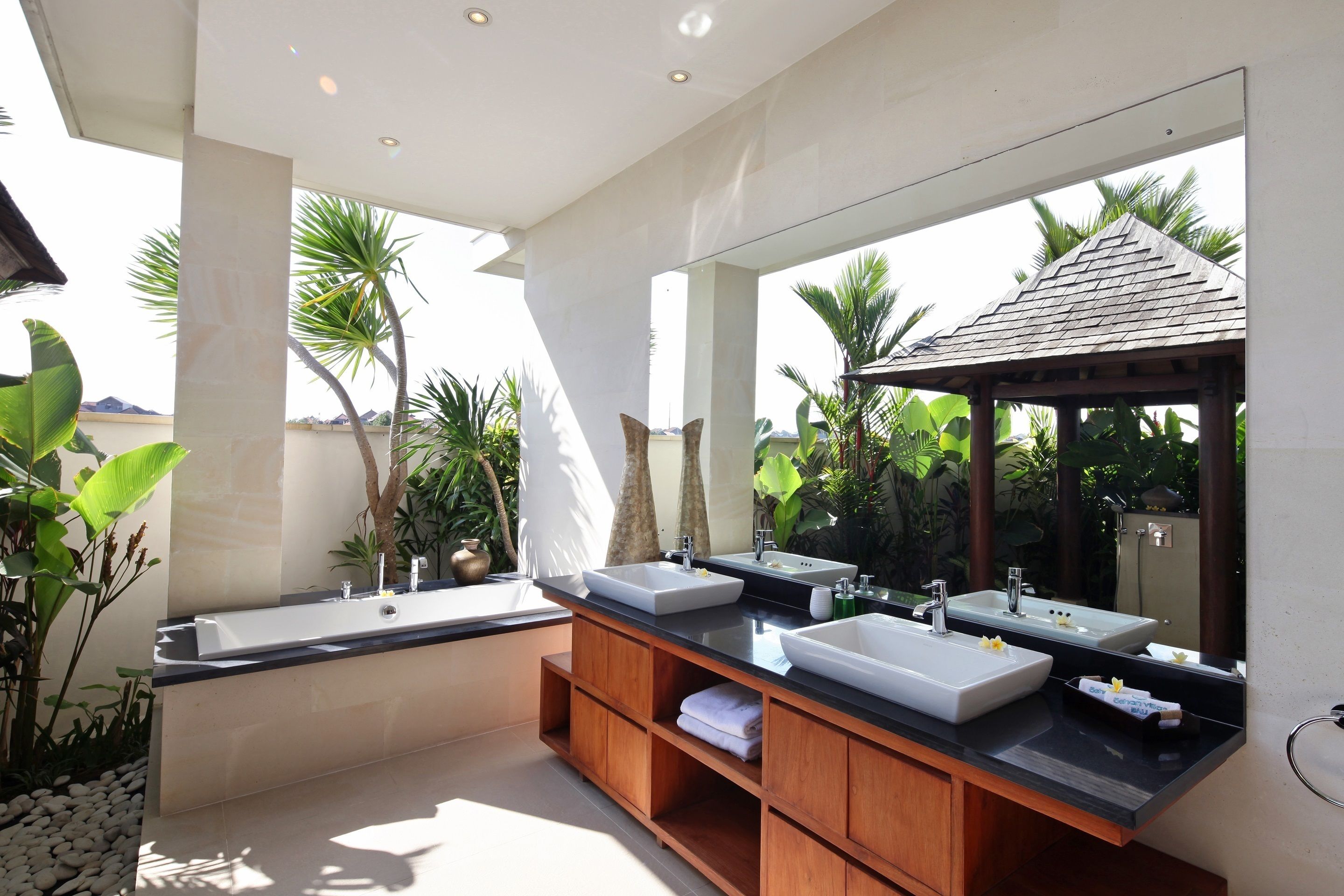 Badkamer met wastafel