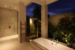 Hydromassage showerhead, free toiletries, hair dryer, slippers